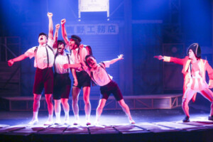 劇団鹿殺し「電車は血で走る」舞台写真 撮影：和田咲子