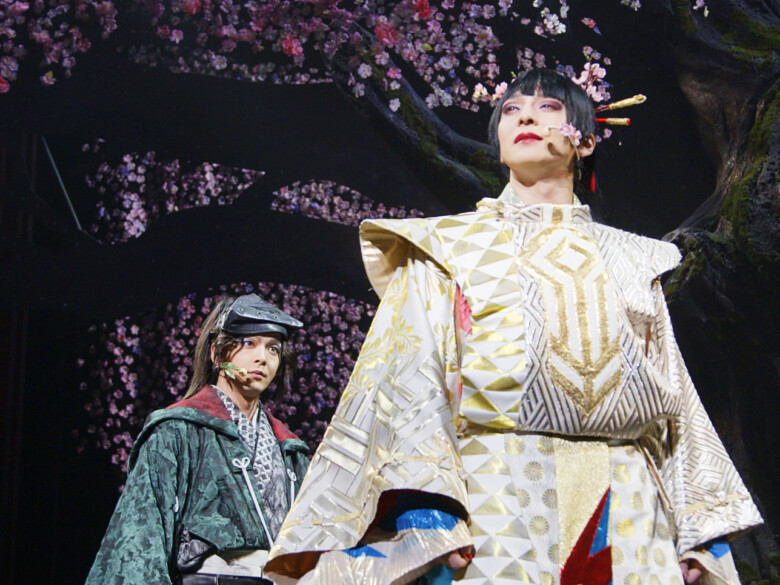 ゲキ×シネ『バサラオ』右から生田斗真、中村倫也