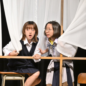 ロロ『いつだって窓際であたしたち』撮影：阿部章仁