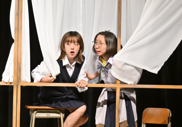 ロロ『いつだって窓際であたしたち』撮影：阿部章仁