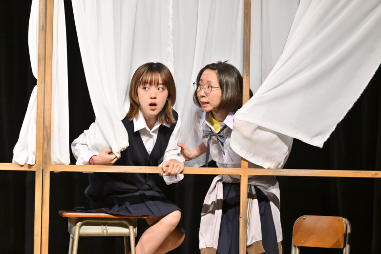 ロロ『いつだって窓際であたしたち』撮影:阿部章仁