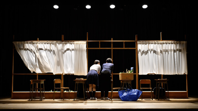 ロロ『いつだって窓際であたしたち』撮影：阿部章仁