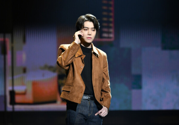 舞台『愛の不時着』撮影：三上富之