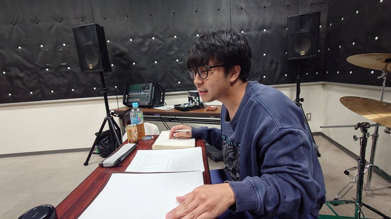 ハコトバコの稽古風景、演出の安元勇人氏